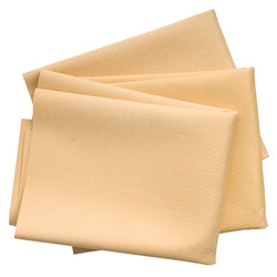 Ircha syntetyczna 48 cm x 54 cm, PVA. Stosowana do wycierania i osuszania samochodów w profesjonalnych myjniach i detailingu.